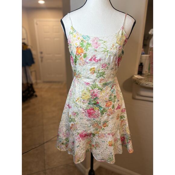 Sugarlips Eyelet White Floral Mini Dress Size XS 0-4 - Picture 3 of 5